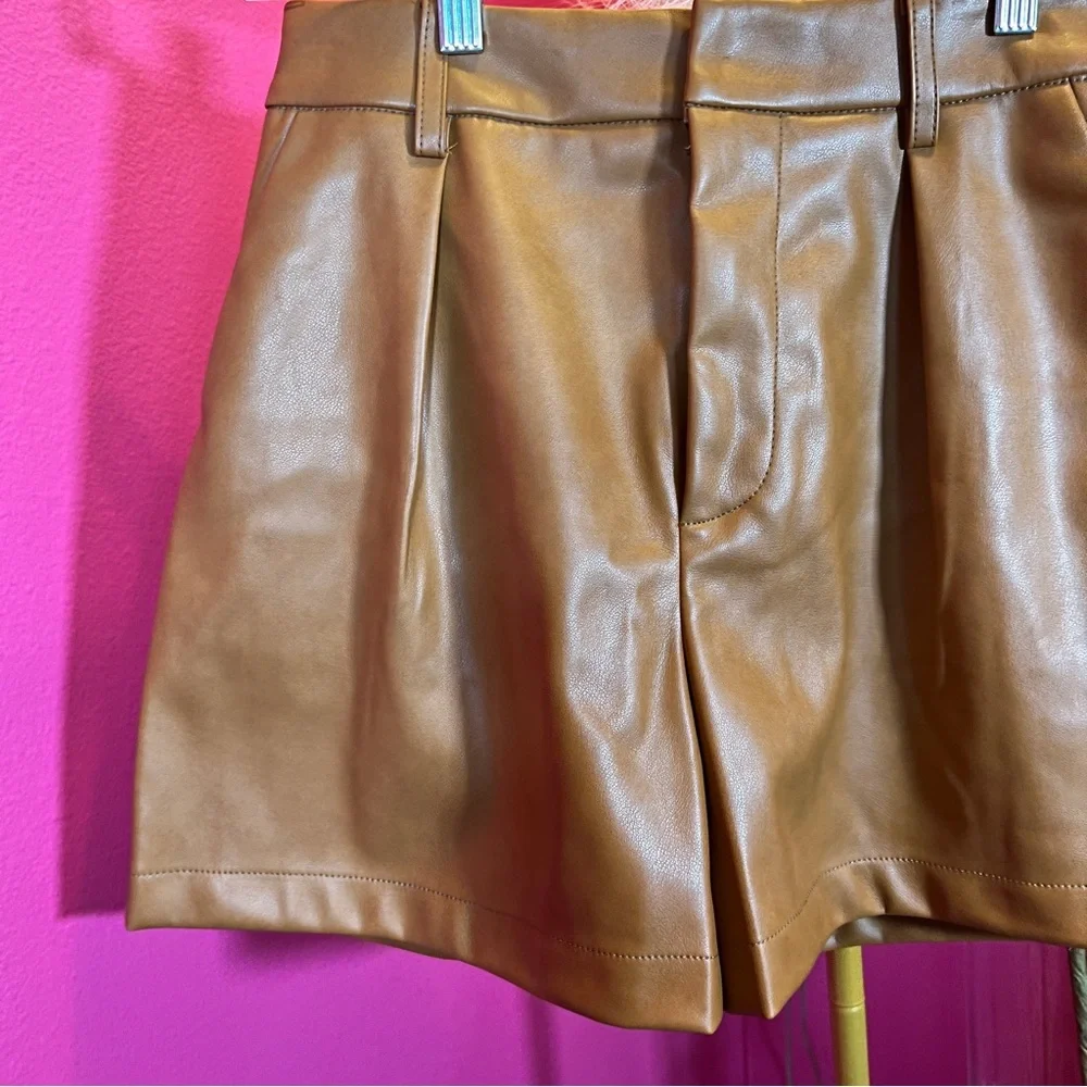 7 For All Mankind Faux Leather Tailored Short sz Small - Picture 2 of 7